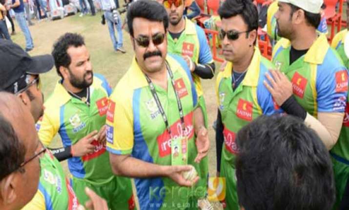 kerala actors cricket team off loaded from airline