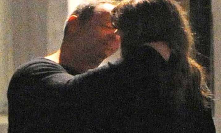 Liz Hurley Shocks Shane Warne As She Is Caught Kissing A Tycoon 