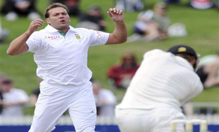 new zealand out for 185 on day 1