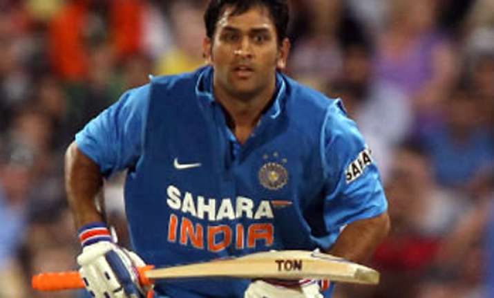 dhoni takes india to 227/6