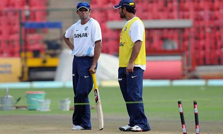 rahul dravid backs dhoni to remain captain