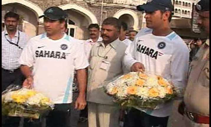sachin dhoni pay homage to 26/11 martyrs at taj