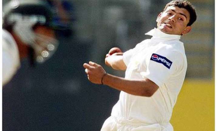 saqlain questions the legality of doosra.