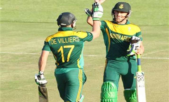 south africa chases down 327 to beat australia
