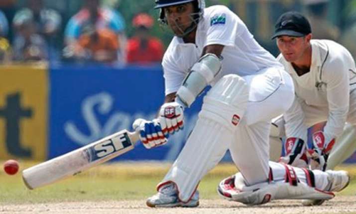 sri lanka fight hard to save second test