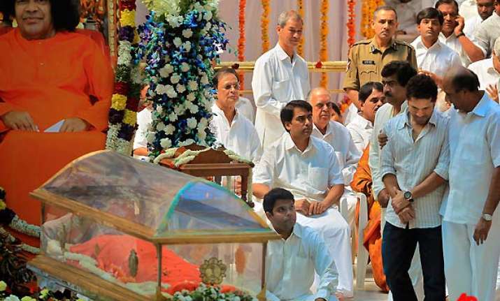 tendulkar weeps near sai baba s mortal remains