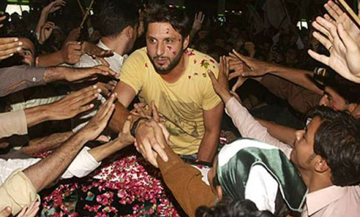thousands welcome shahid afridi at airport