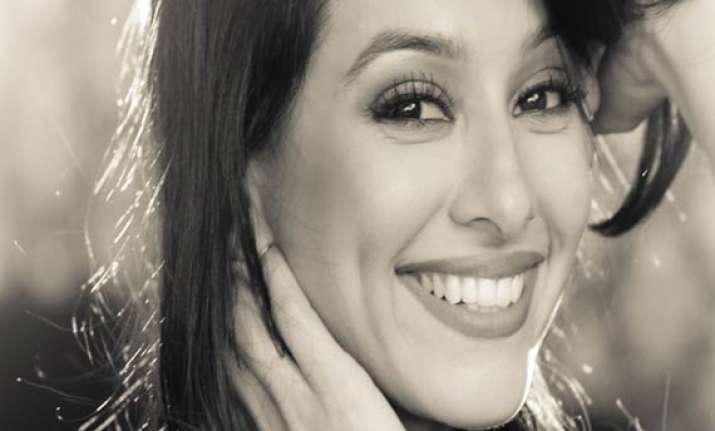 watch hot pics of ipl host shibani dandekar
