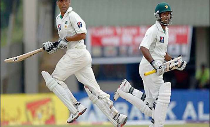 younis shafiq give pakistan share of day 1 spoils