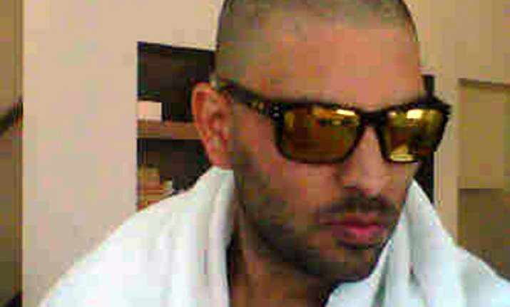 yuvraj posts his bald headed pic on twitter