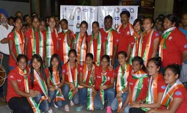 indian hockey eves arrive to grand welcome