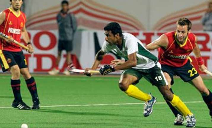 pakistan clinch thrilling 2 1 win over spain