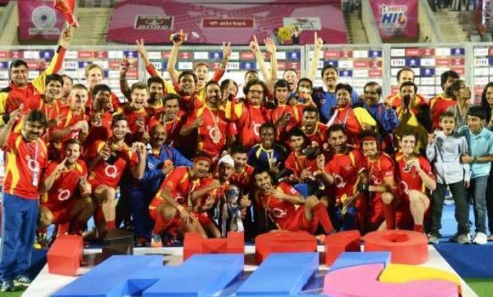 pakistanis must be allowed to play in hil dhanraj pillay