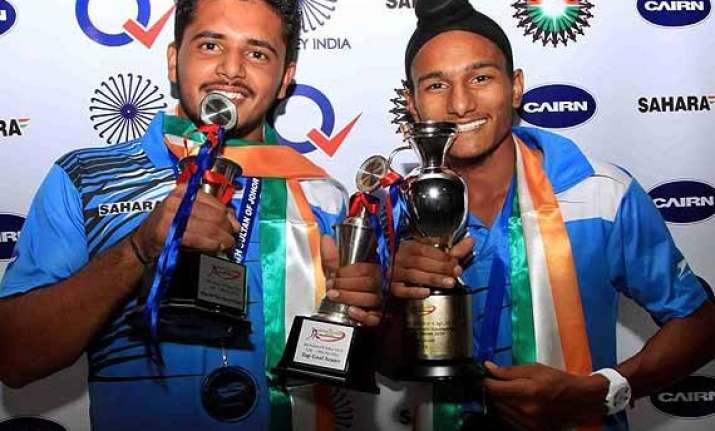 victorious u 21 hockey players return home to rousing