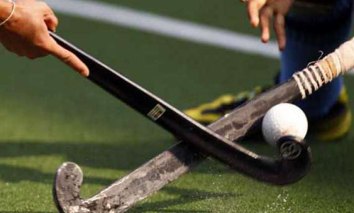 india s warring hockey bodies make temporary truce