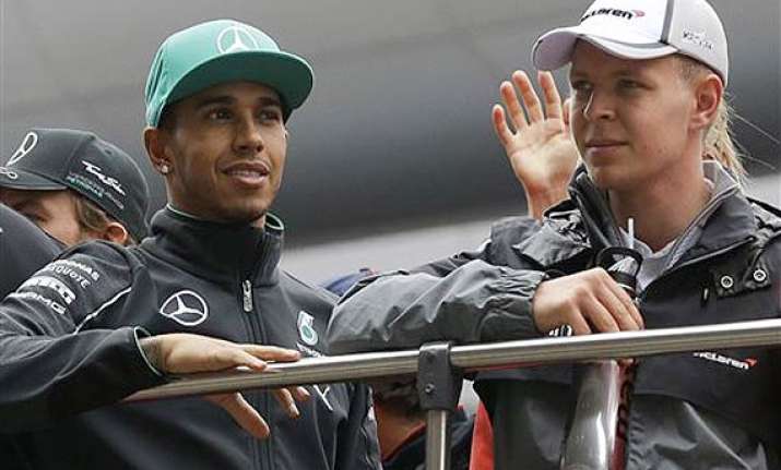 chinese gp lewis hamilton wins third straight f1 race
