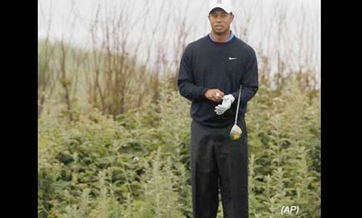 tiger woods gets ready to play in us open