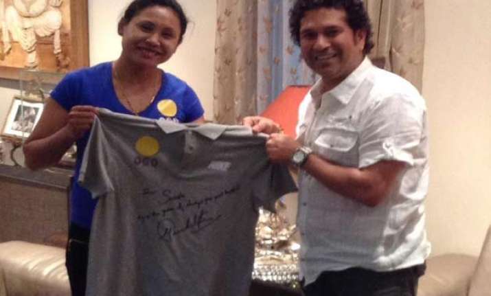 tendulkar meets sarita presents her autographed jersey