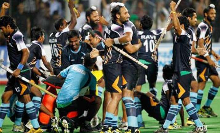 lion hearted india beat england in shoot out to enter final