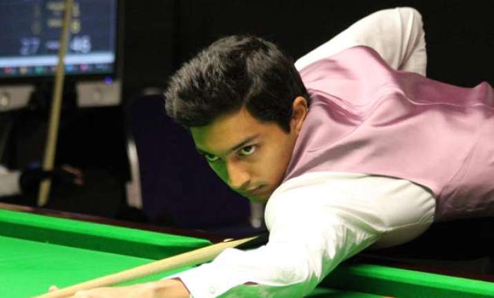 aditya mehta upsets mark king to keep indian hopes alive