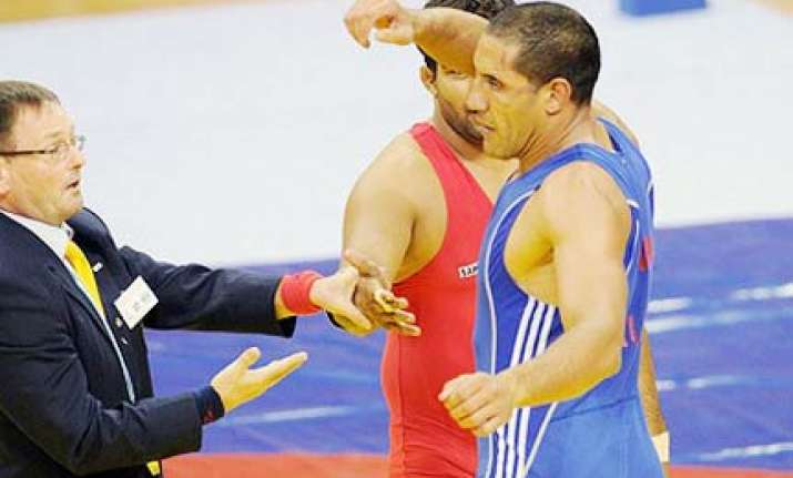australian wrestler stripped of silver for rude gesture