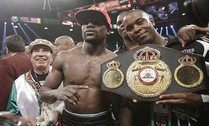 mayweather wins narrowly vs marcos maidana
