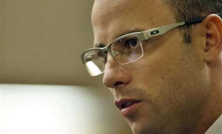 pistorius urged to look at photo of dead lover