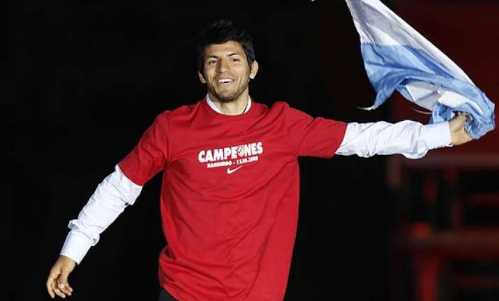 aguero flies into manchester to seal city switch