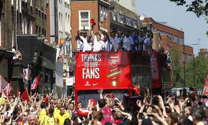arsenal fans celebrate fa cup win with parade