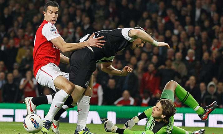 arsenal beats newcastle 2 1 with late goal