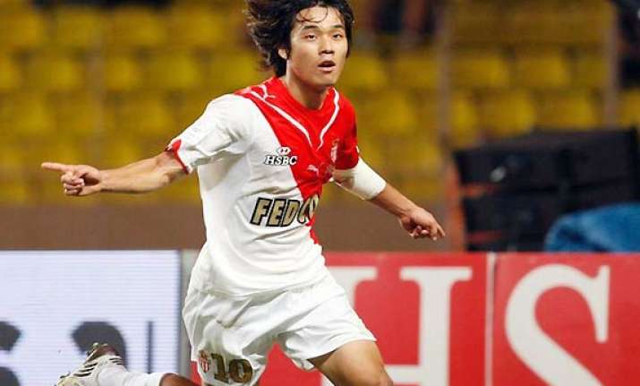 arsenal signs south korea captain park chu young