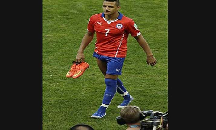 chile star sanchez leaves barcelona for arsenal