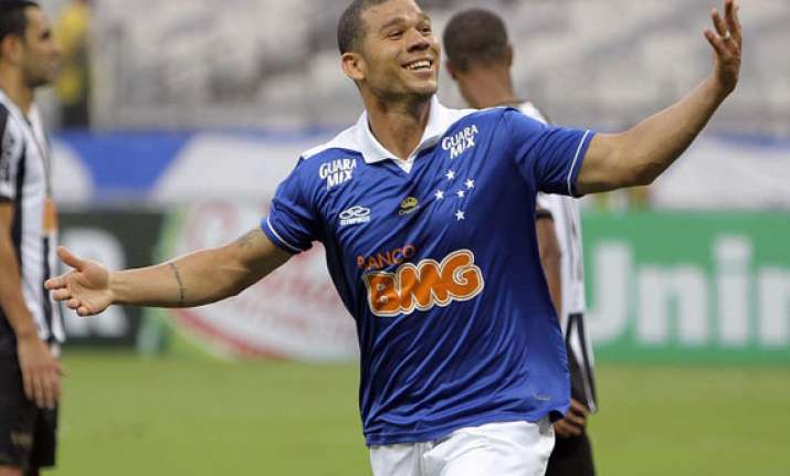 cruzeiro beats inter takes brazilian league lead