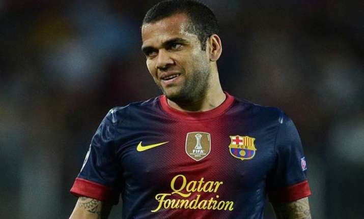 dani alves discussing barcelona future with coach