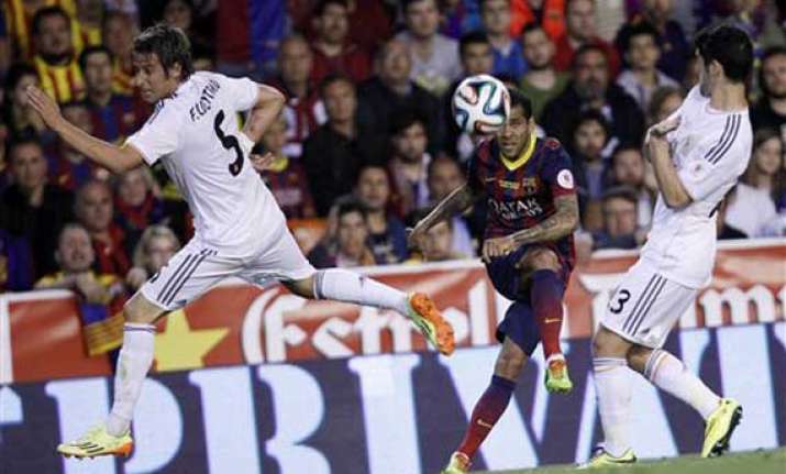 dani alves eats banana in response to racist taunt