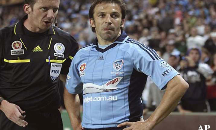 del piero commits to another season with sydney fc