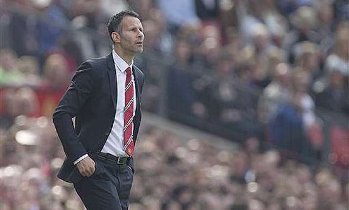 epl sunderland beats man united 1 0 giggs 1st loss after