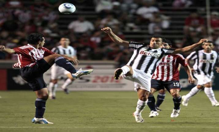 early goal lifts juventus past chivas 1 0