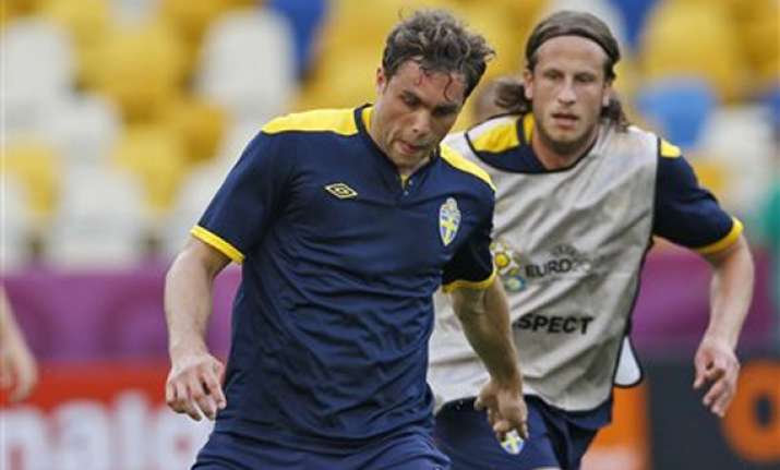 elmander to start for sweden against england