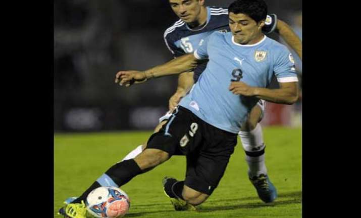 fifa world cup suarez jogs on field for first time since