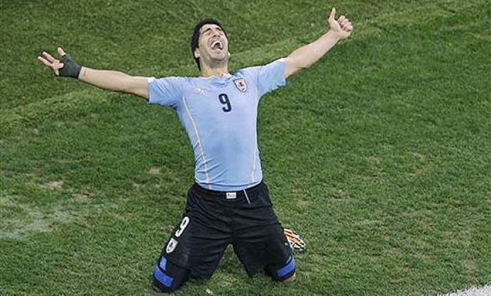 fifa world cup suarez gives uruguay 2 1 win over england