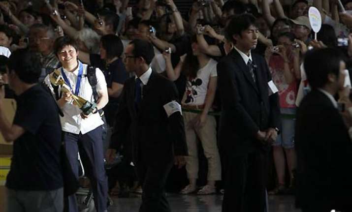 fans give nadeshiko japan a hero s welcome