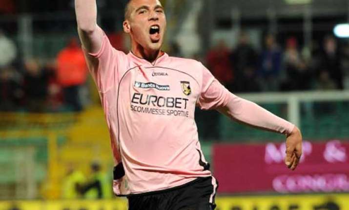 fulham signs swiss midfielder pajtim kasami