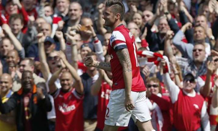 giroud header gives arsenal 1 0 win over west brom