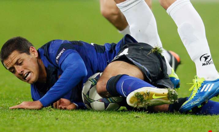 hernandez signs with man united until 2016