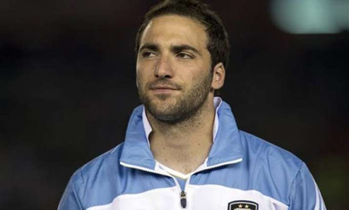 higuain reina pass medicals at napoli