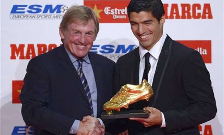 suarez receives golden boot eyes barcelona debut