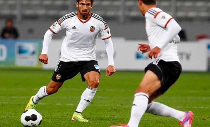 valencia wins 4 0 at elche to remain 3rd in spanish league
