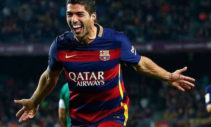 luis suarez scores hat trick as barcelona keeps pace with
