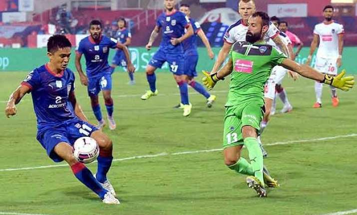 isl sunil chhetri scores twice as mumbai outclass dynamos